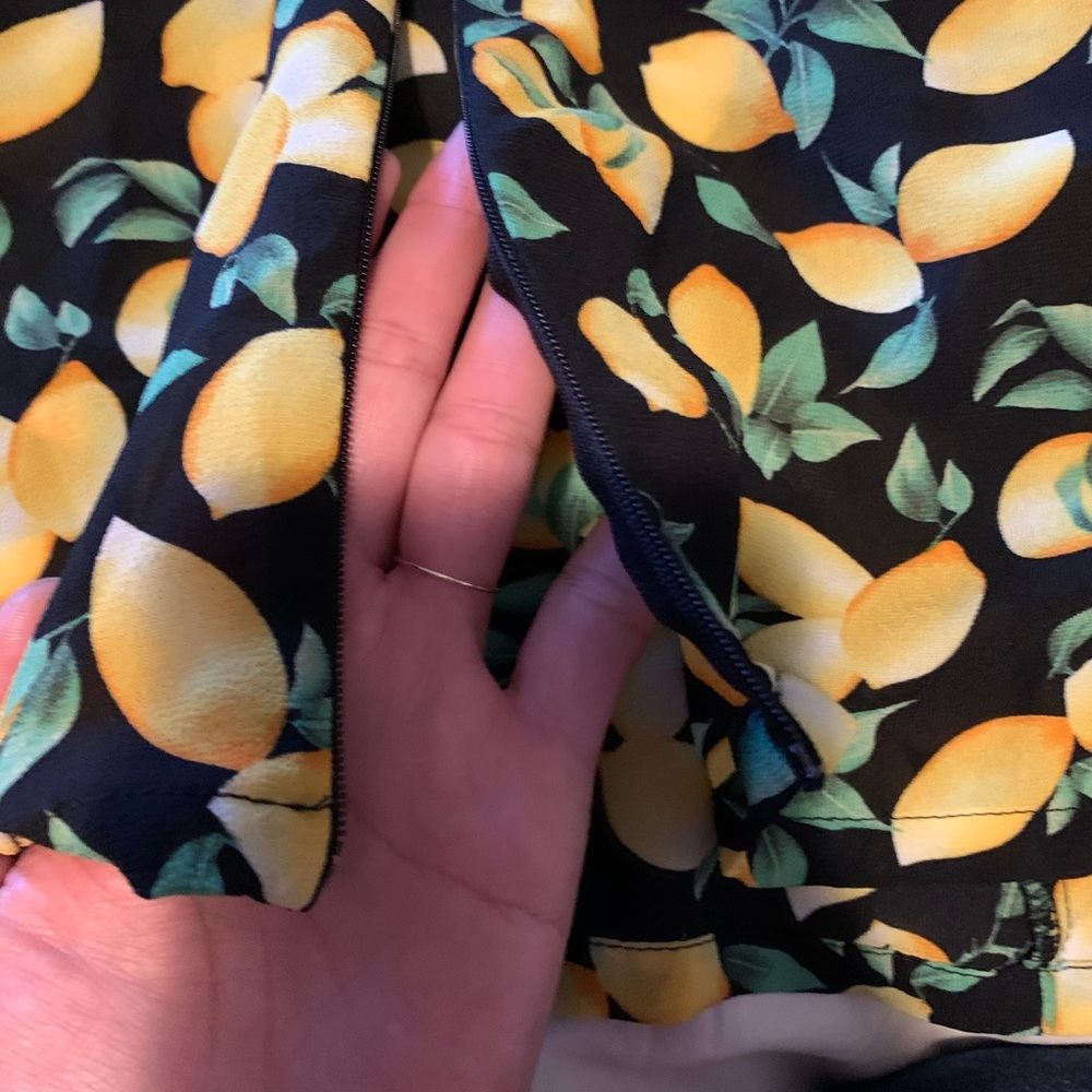 LF Lemon Print Cold Shoulder Ruffle Crop Top 🍋 - Picture 6 of 7